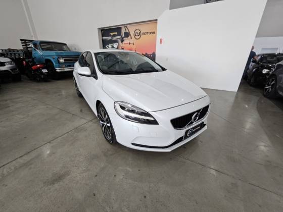 VOLVO V40 2.0 T4 MOMENTUM GASOLINA 4P AUTOMÁTICO